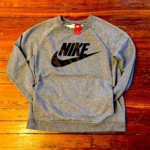 Nike women’s size medium gray crew neck sweatshirt with pockets